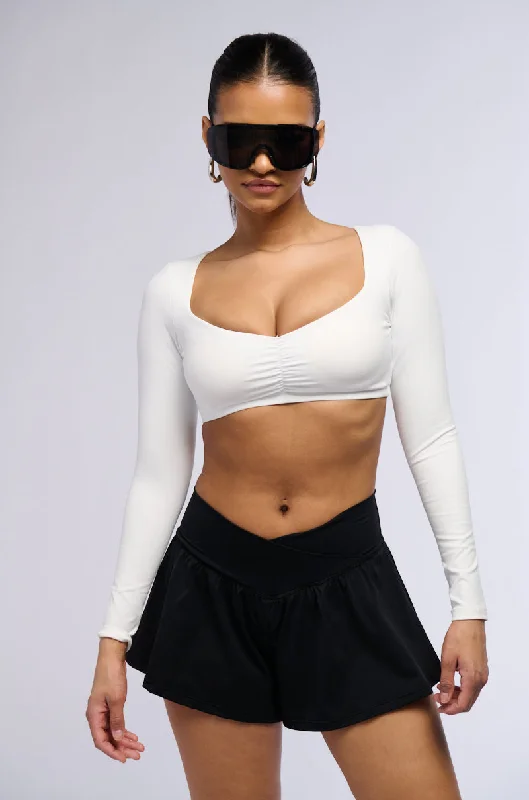 PAXTON LONG SLEEVE YOGA CROPPED RUCHED SHIRT